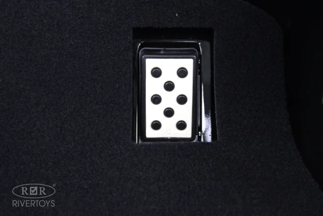 Электромобиль RIVER TOys Roils - Royca  черный глянец