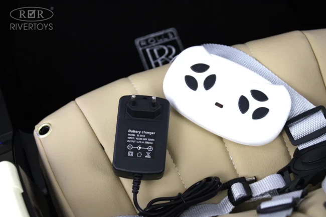 Электромобиль RIVER TOys Roils - Royca  черный глянец