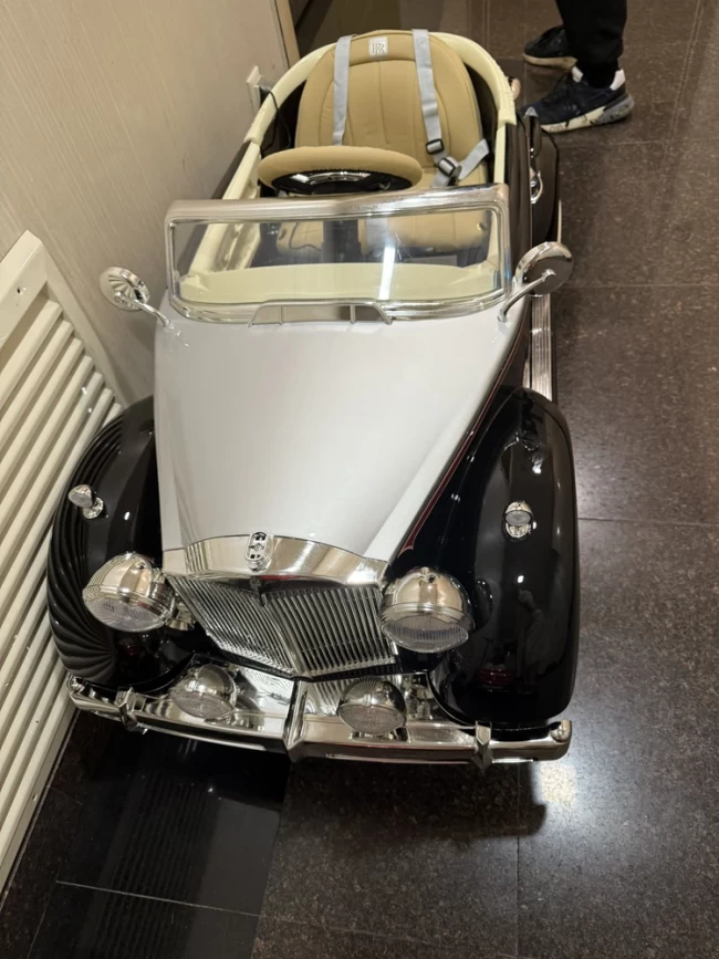 Электромобиль RIVER TOys Roils - Royca  черный глянец