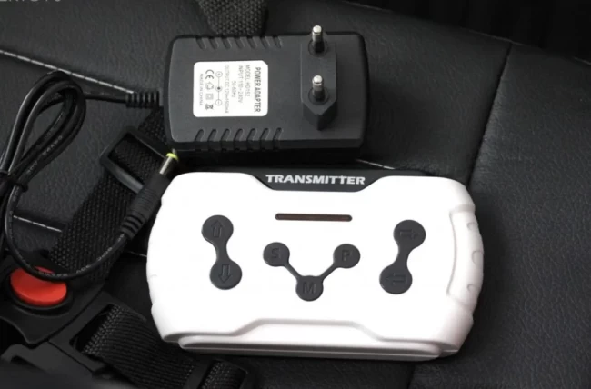 Электромобиль RIVER TOYS Jeep M222БХ красный