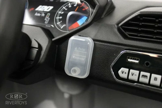 Электромобиль RIVER TOYS ГОНОЧНЫЙ БАГГИ серый