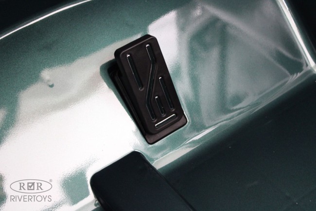 Электромобиль  RIVER TOYS RANGE ROVER Y999Y зеленый глянец