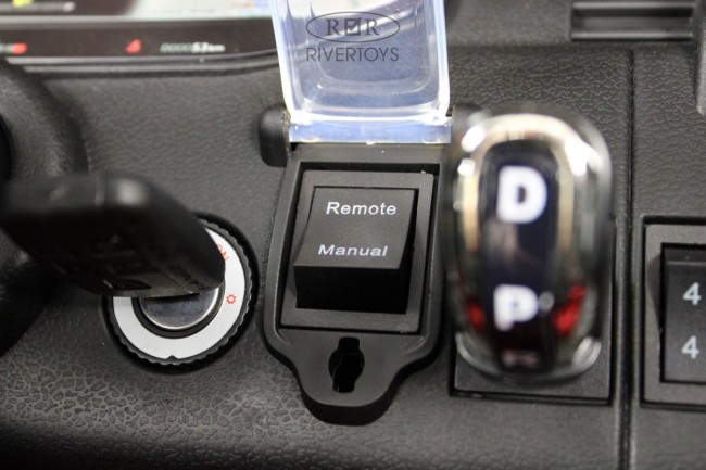 Электромобиль  RIVER TOYS RANGE ROVER Y999Y зеленый глянец